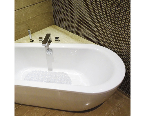 Baignoire îlot avec robinetterie dans une salle de bains avec des carreaux de mosaïque