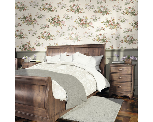 Schlafzimmer mit Doppelbett, Nachttischen und floraler Tapete