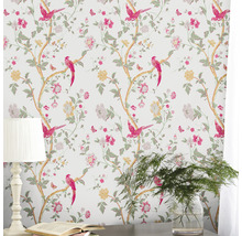 Vue d''une pièce avec du papier peint à motifs floraux, avec un motif d''oiseau