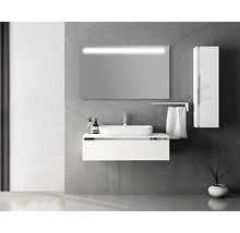 Salle de bain moderne avec meuble-lavabo blanc, miroir éclairé et armoire haute.