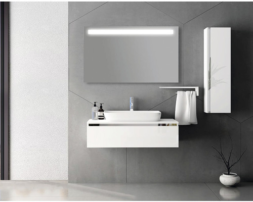 Salle de bain moderne avec meuble-lavabo blanc, miroir éclairé et armoire haute.