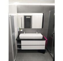 Salle de bains avec double vasque, miroir et sèche-serviettes