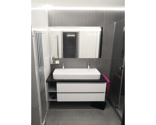 Salle de bains avec double vasque, miroir et sèche-serviettes