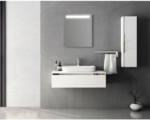 Salle de bains moderne avec meuble-lavabo blanc, miroir avec éclairage et armoire haute