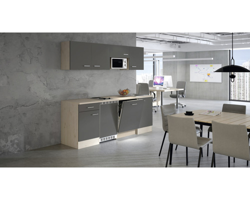 Büroküche mit Geschirrspüler, Hängeschränken und Mikrowelle in einem hellen Büro