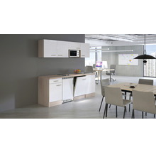 Cuisine de bureau avec lave-vaisselle, meubles bas et micro-ondes dans un bureau lumineux et moderne