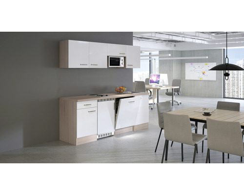Cuisine de bureau avec lave-vaisselle, meubles bas et micro-ondes dans un bureau lumineux et moderne