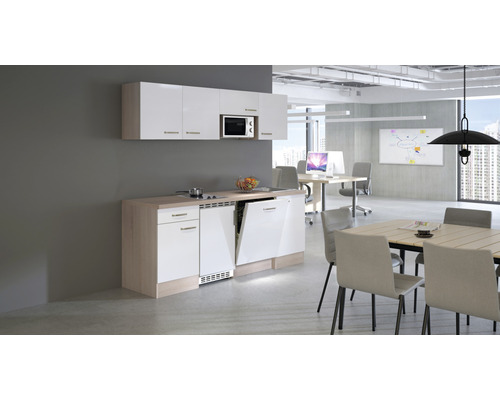 Cuisine de bureau avec lave-vaisselle, évier, micro-ondes et éléments hauts dans un espace lumineux et organisé
