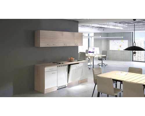 Environnement de bureau ouvert avec kitchenette, table à manger et mobilier de bureau pour une atmosphère de travail productive.