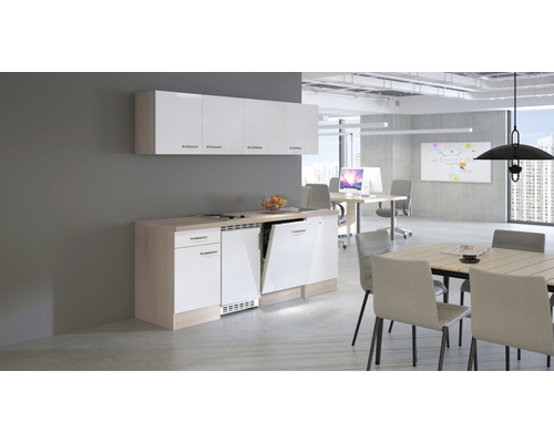 Cuisine de bureau avec éléments hauts, éléments bas et lave-vaisselle dans un espace de bureau lumineux et organisé.