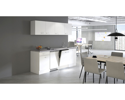 Cuisine équipée avec évier, lave-vaisselle et meubles hauts dans un bureau lumineux.