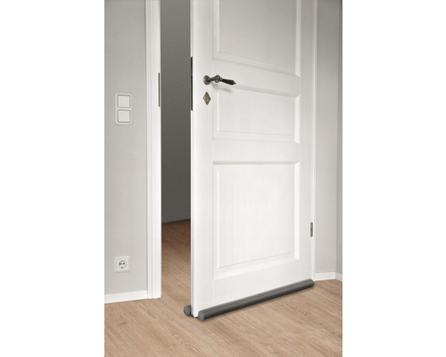 Porte blanche ouverte avec bas de porte anti-courant d''air au sol