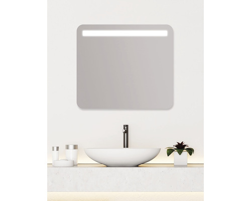 Modernes Badezimmer mit Spiegel, Waschbecken und Armatur