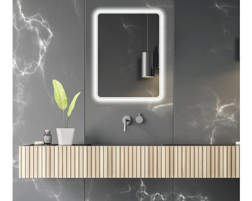 Salle de bain moderne avec miroir lumineux, meuble-lavabo et mur en marbre gris