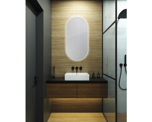 Modernes Badezimmer mit Waschtisch, Spiegel mit Beleuchtung und Dusche