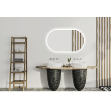 Salle de bain avec double vasque, miroir lumineux, étagère en bois et revêtement mural décoratif