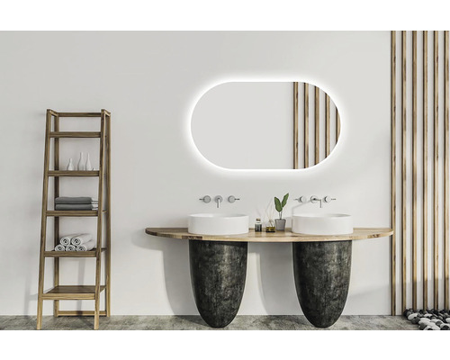 Salle de bain avec double vasque, miroir lumineux, étagère en bois et revêtement mural décoratif