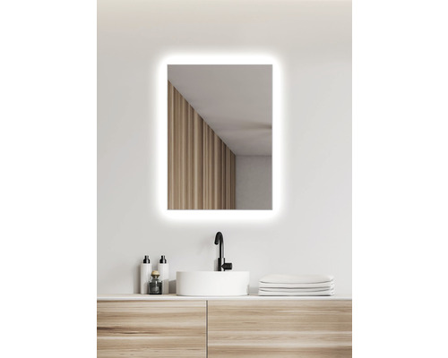 Miroir de salle de bains rectangulaire éclairé au-dessus d''un meuble-lavabo avec vasque à poser.