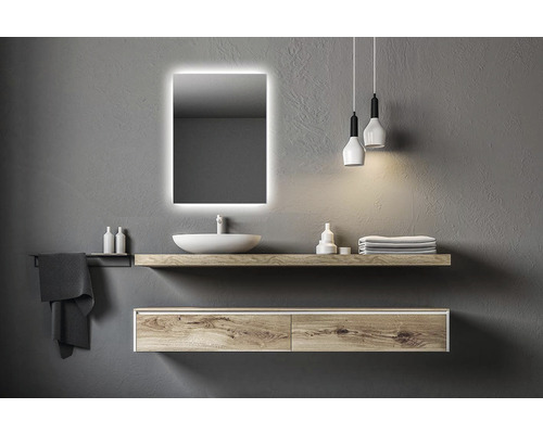 Salle de bains moderne avec miroir éclairé, lavabo, étagère et suspensions