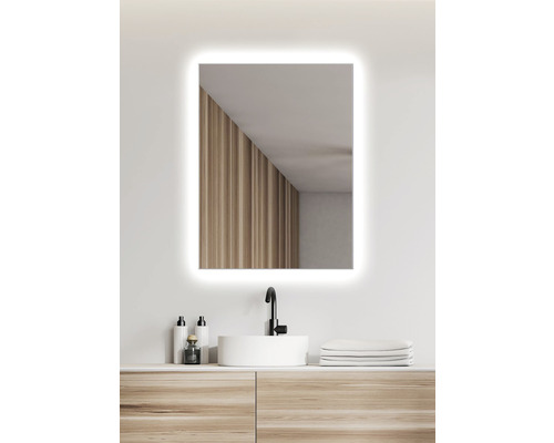 Salle de bain avec miroir lumineux, lavabo et espace de rangement