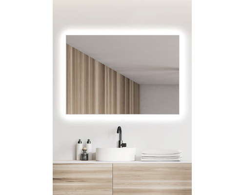 Miroir rectangulaire éclairé au-dessus d''un lavabo dans une salle de bains.