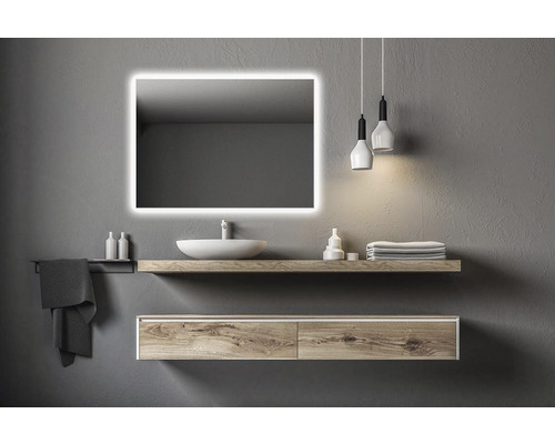 Salle de bain moderne avec miroir lumineux, lavabo, étagère et suspensions