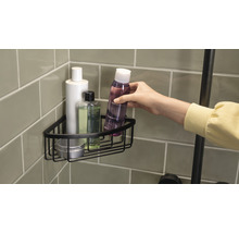 Eckregal aus Metall mit Duschutensilien im Badezimmer