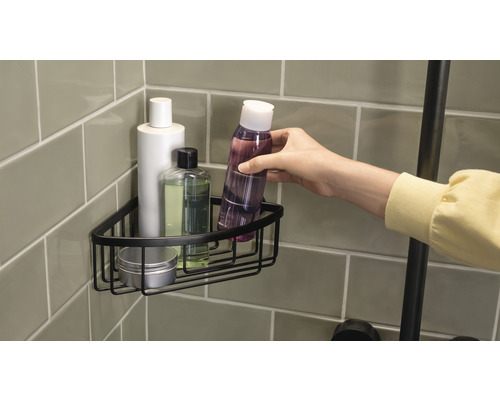 Eckregal aus Metall mit Duschutensilien im Badezimmer