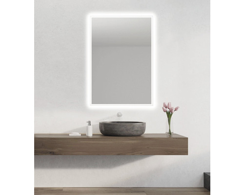 Salle de bains avec miroir lumineux, meuble-lavabo et vasque à poser.