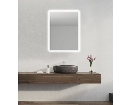 Salle de bains avec miroir lumineux, lavabo et meuble-lavabo