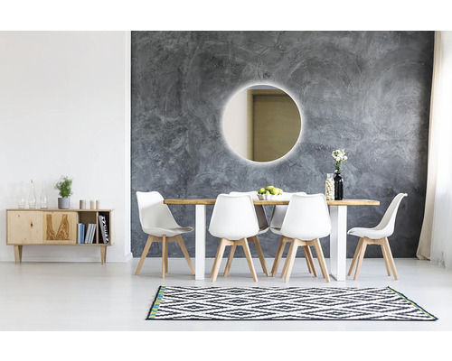 Salle à manger avec table à manger, chaises, commode et miroir rond avec éclairage