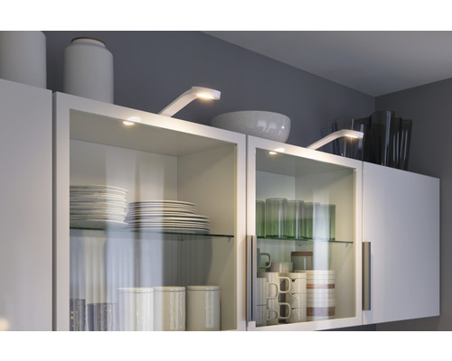 Meubles de cuisine avec façades en verre et éclairage