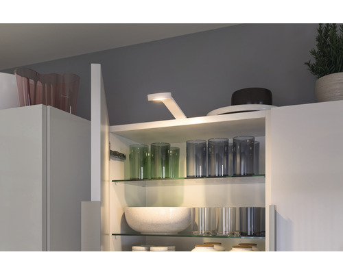 Küchenschrank mit LED-Leuchte und Gläsern