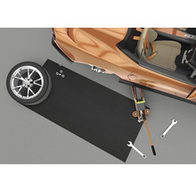 Szene mit Wagenheber, Reifen, Werkzeug und Unterlegmatte