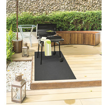 Grillplatz mit Grill, Grillmatte, Tisch und Sitzbank auf einer Holzterrasse