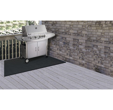 Szene mit einem Gasgrill auf einer Schutzmatte auf einer Holzterrasse.