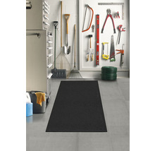 Werkstatt mit Werkzeugwand und Fussmatte
