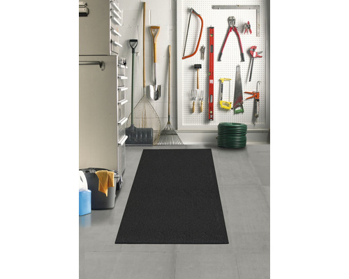 Werkstatt mit Werkzeugwand und Fussmatte