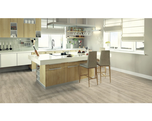 Cuisine claire avec îlot de cuisine, tabourets de bar et parquet clair