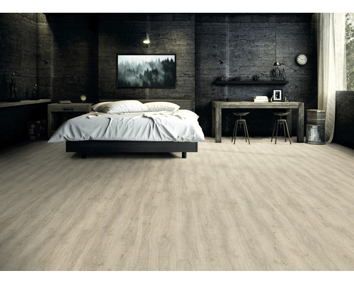 Chambre avec sol stratifié en bois clair, lit et bureau