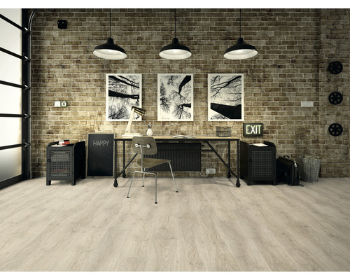 Bureau avec bureau, chaise et étagères devant un mur de briques