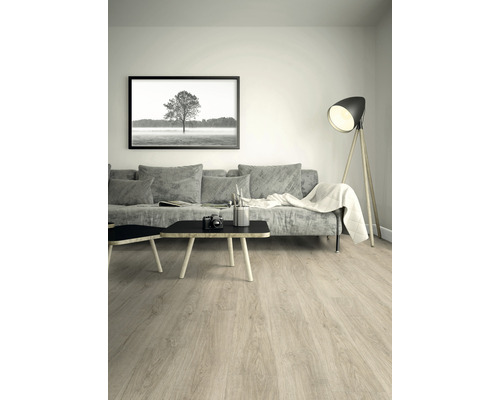 Salon lumineux avec canapé, table, lampadaire et parquet clair