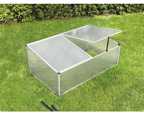 Châssis de culture avec cadre en aluminium et couvercle partiellement ouvert sur une pelouse