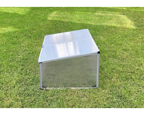 Châssis de culture en plastique et aluminium sur une pelouse