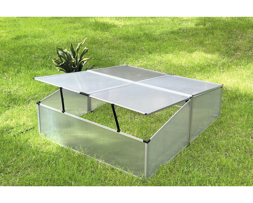 Châssis de culture avec cadre en aluminium et plaques de polycarbonate dans le jardin.