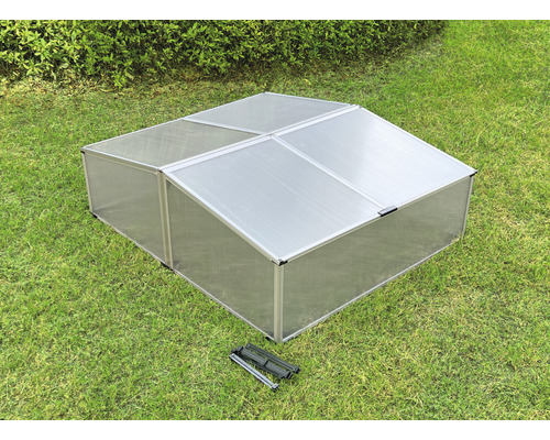 Châssis de culture avec cadre en aluminium et couvercle transparent sur une pelouse
