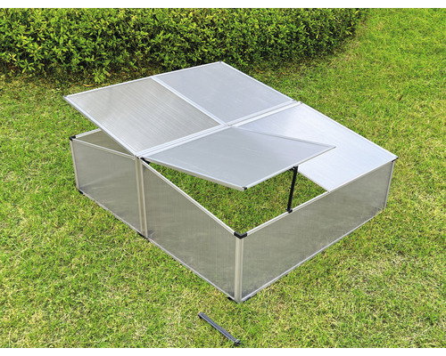 Châssis de culture avec couvercle ouvert dans le jardin