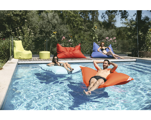 Szene mit Pool und entspannten Personen auf schwimmenden Kissen sowie Sitzsäcken am Beckenrand