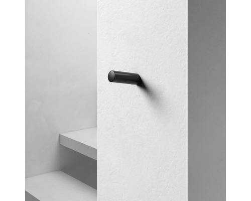 Schwarzer Bademantelhaken aus Metall an einer Wand montiert