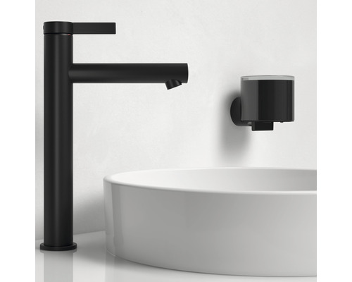 Robinet de lavabo et distributeur de savon dans une salle de bain moderne